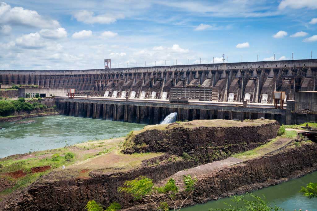 Entre as opções de passeios em Foz do Iguaçu está conhecer a Itaipu Binacional