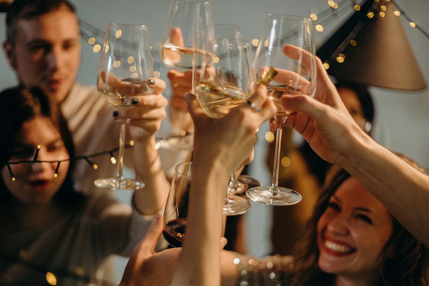 Pessoas comemorando fim de ano em Foz do Iguaçu