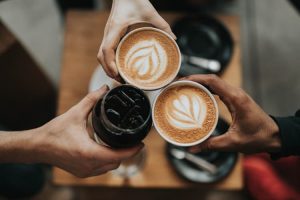Pessoas brindando com café