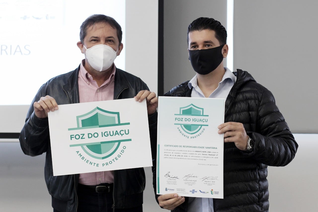 Selo de Ambiente Protegido - Prefeito e Diretor do Del Rey Quality Hotel